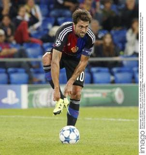 19.08.2015 Basel Schweiz Fussball Herren Champions League Qualifikation Staion St.Jakob Park FC Basel - Maccabi Tel-Aviv FC Bild zeigt Matias Delgado bindet die Schnuersenkel vor dem Elfmeter fuer Basel Aktion Foto