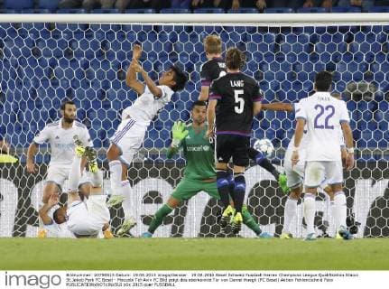 19.08.2015 Basel Schweiz Fussball Herren Champions League Qualifikation Staion St.Jakob Park FC Basel - Maccabi Tel-Aviv FC Bild zeigt das aberkannte Tor von Daniel Hoegh (FC Basel) Aktion Fehlentscheid Foto