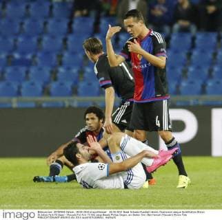 19.08.2015 Basel Schweiz Fussball Herren Champions League Qualifikation Staion St.Jakob Park FC Basel - Maccabi Tel-Aviv FC Bild zeigt Basels Philipp Degen, am Boden Omri Ben Harush (Maccabi) Aktion Foto