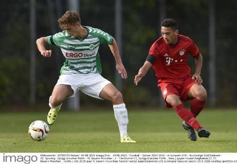 19.08.2015 - Fussball - Saison 2015 2016 - A-Junioren U19 - Bundesliga Süd Südwest - 02. Spieltag: SpVgg Greuther Fürth - FC Bayern München - - Tim Danhof (7, SpVgg Greuther Fürth , links ) gegen Yousef Emghames (7, FC Bayern München , rechts )