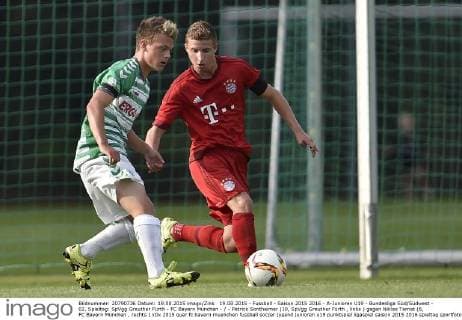 19.08.2015 - Fussball - Saison 2015 2016 - A-Junioren U19 - Bundesliga Süd Südwest - 02. Spieltag: SpVgg Greuther Fürth - FC Bayern München - - Patrick Sontheimer (10, SpVgg Greuther Fürth , links ) gegen Niklas Tarnat (6, FC Bayern München , rechts )