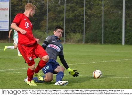 19.08.2015 - Fussball - Saison 2015 2016 - A-Junioren U19 - Bundesliga Süd Südwest - 02. Spieltag: SpVgg Greuther Fürth - FC Bayern München - - Dominik Martinovic (9, FC Bayern München , links ) gegen Alexander Skowronek (1, SpVgg Greuther Fürth , rechts )