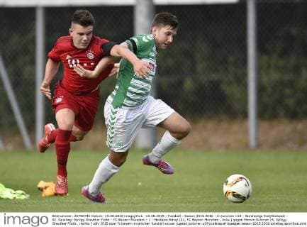 19.08.2015 - Fussball - Saison 2015 2016 - A-Junioren U19 - Bundesliga Süd Südwest - 02. Spieltag: SpVgg Greuther Fürth - FC Bayern München - - Matthias Stingl (11, FC Bayern München , links ) gegen Marvin Schimm (4, SpVgg Greuther Fürth , rechts )
