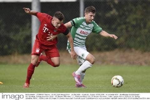 19.08.2015 - Fussball - Saison 2015 2016 - A-Junioren U19 - Bundesliga Süd Südwest - 02. Spieltag: SpVgg Greuther Fürth - FC Bayern München - - Matthias Stingl (11, FC Bayern München , links ) gegen Marvin Schimm (4, SpVgg Greuther Fürth , rechts )