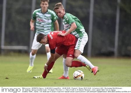 19.08.2015 - Fussball - Saison 2015 2016 - A-Junioren U19 - Bundesliga Süd Südwest - 02. Spieltag: SpVgg Greuther Fürth - FC Bayern München - - Marco Friedl (3, FC Bayern München , links ) gegen Peter Jost (8, SpVgg Greuther Fürth , rechts )