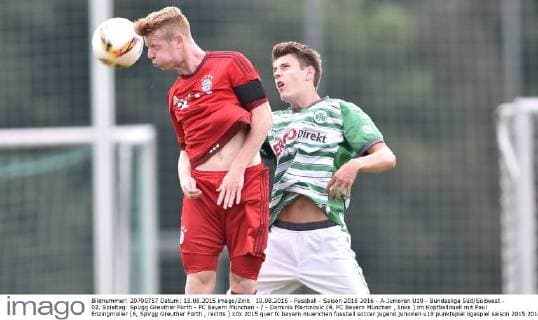 19.08.2015 - Fussball - Saison 2015 2016 - A-Junioren U19 - Bundesliga Süd Südwest - 02. Spieltag: SpVgg Greuther Fürth - FC Bayern München - - Dominik Martinovic (9, FC Bayern München , links ) im Kopfballduell mit Paul Enzingmüller (6, SpVgg Greuther Fürth , rechts )