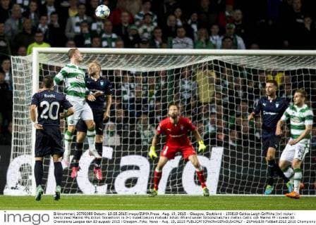 Aug. 19, 2015 - Glasgow, Skottland - 150819 Celtics Leigh Griffiths (tv) nickar i kamp med Malmö FFs Anton Tinnerholm in 3-1 malet bakom malvakt Johan Wiland under fotbollsmatchen mellan Celtic och Malmö FF i kvalet till Champions League den 19 augusti 2015 i Glasgow..Foto: News - Aug. 19, 2015  - ZUMAb138