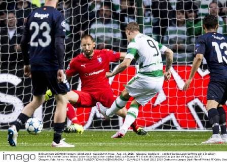 Aug. 19, 2015 - Glasgow, Skottland - 150819 Celtics Leigh Griffiths gör 1-0 bakom Malmö FFs malvakt Johan Wiland under fotbollsmatchen mellan Celtic och Malmö FF i kvalet till Champions League den 19 augusti 2015 i Glasgow..Foto: News - Aug. 19, 2015  - ZUMAb138