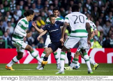 Aug. 19, 2015 - Glasgow, Skottland - 150819 Malmö FFs Nikola Djurjic omringad av Celtics spelare under fotbollsmatchen mellan Celtic och Malmö FF i kvalet till Champions League den 19 augusti 2015 i Glasgow..Foto: News - Aug. 19, 2015 - ZUMAb138