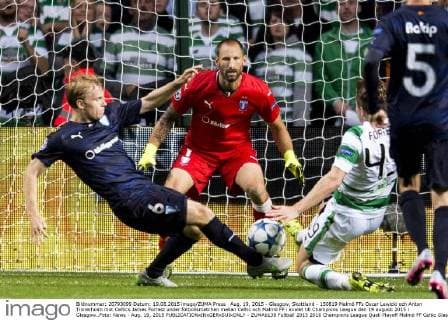 Aug. 19, 2015 - Glasgow, Skottland - 150819 Malmö FFs Oscar Lewicki och Anton Tinnerholm mot Celtics James Forrest under fotbollsmatchen mellan Celtic och Malmö FF i kvalet till Champions League den 19 augusti 2015 i Glasgow..Foto: News - Aug. 19, 2015 - ZUMAb138