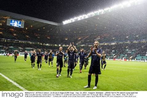 Aug. 19, 2015 - Glasgow, Skottland - 150819 Malmö FFs spelare tackar publiken efter fotbollsmatchen mellan Celtic och Malmö FF i kvalet till Champions League den 19 augusti 2015 i Glasgow..Foto: News - Aug. 19, 2015 - ZUMAb138