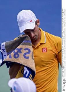 Aktuell Tennis, ATP Turnier in Cincinnati Aug. 20, 2015 - Mason, Ohio, USA - Novak Djokovic (SRB) towels off between sets during Thursday s round of the Western and Southern Open at at the Lindner Family Tennis Center , Mason, Oh. Tennis 2015 - Western & Southern Open - ZUMAs304