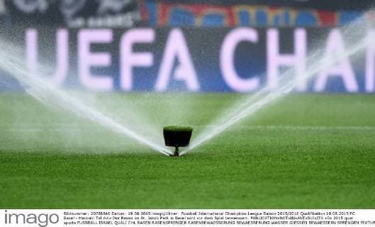 Fussball International Champions League Saison 2015 2016 Qualifikation 19.08.2015 FC Basel - Maccabi Tel Aviv Der Rasen im St. Jakob Park in Basel wird vor dem Spiel bewaessert.
