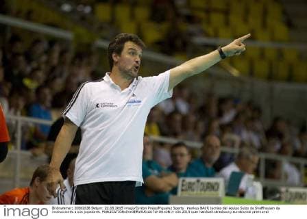 markus BAUR tecnico del equipo Suizo de Shaffhausen da instrucciones a sus jugadores. 
