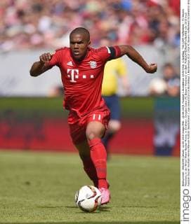 22.08.2015, Fussball 1.Bundesliga 2015 2016, 2.Spieltag, TSG 1899 Hoffenheim - FC Bayern München, in der Wirsol Rhein-Neckar-Arena, in Sinsheim. Douglas Costa (FC Bayern München) am Ball. 
