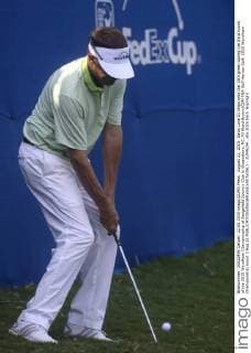 August 22, 2015: Davis Love III chips onto the 15th green during the third round of the 2015 Wyndham Championship at Sedgefield Country Club in Greensboro, NC. PJ Ward-Brown CSM PGA Golf Herren Golf: 2015 Wyndham Championship round 3 Aug 22 - ZUMAc04_