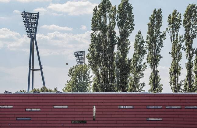 Berlin, Deutschland, 22.08.2015: Fußball Berlin-Liga Saison 2015 2016 - SV Empor Berlin - SD Croatia. Flutlichtmasten vom Friedrich-Ludwig-Jahn-Sportpark, davor die Fassade vom kleinen Stadion