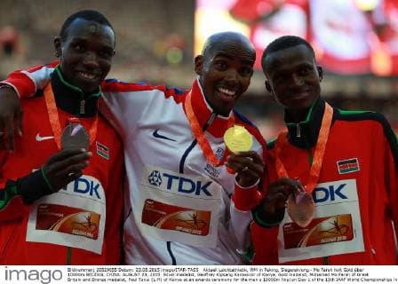 Aktuell Leichtathletik, WM in Peking, Siegerehrung - Mo Farah holt Gold Ã¼ber 10000m BEIJING, CHINA. AUGUST 23, 2015. Silver medalist, Geoffrey Kipsang Kamworor of Kenya, Gold medalist, Mohamed Mo Farah of Great Britain and Bronze medalist, Paul Tanui (L-R) of Kenya at an awards ceremony for the men s 10000m final on Day 1 of the 15th IAAF World Championships in Athletics at the National Stadium. Vladimir Smirnov TASS  TS00B1E5