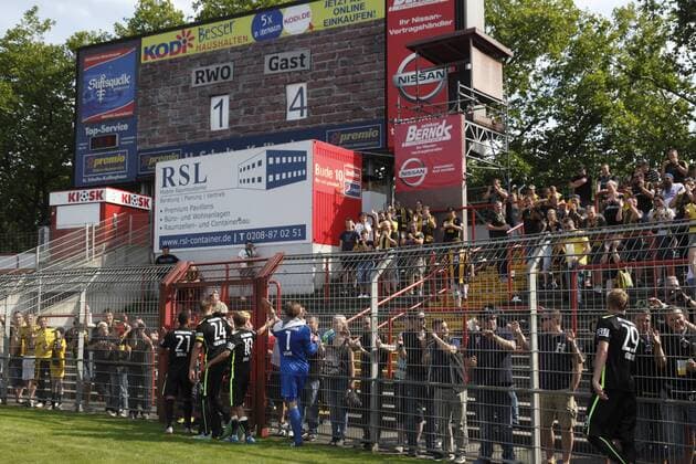 Fußball, Stadiongeschichte Rot-Weiß Oberhausen Ehrenrunde der Spieler, Fans von Alemannia Aachen feiern mit der Mannschaft, Anzeigetafel mit dem Endergebnis, Stadion Niederrhein, Fussball, Regionalliga West, 2015 2016, RW Oberhausen gegen Alemannia Aachen 1:4 Fussball, Regionalliga West, 2015 2016, Rot-Weiss Oberhausen gegen Alemannia Aachen 1:4, Niederrheinstadion Oberhausen, Ehrenrunde der Spieler, Fans von Alemannia Aachen feiern mit der Mannschaft, Anzeigetafel mit dem Endergebnis, sports, football, Regional League West, 2015 2016, Rot Weiss Oberhausen versus Alemannia Aachen 1:4, Stadium Niederrhein in Oberhausen, lap of honour, football fans of Alemannia Aachen rejoicing with the players, scoreboard with the final outcome