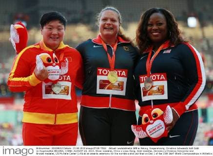 Aktuell Leichtathletik WM in Peking, Siegerehrung, Christina Schwanitz holt Gold im KugelstoÃŸen BEIJING, CHINA. AUGUST 23, 2015. Silver medalist, China s Lijiao Gong, Gold medalist, Germany s Christina Schwanitz and Bronze medalist, US Michelle Carter (L-R) at an awards ceremony for the women s shot put final on Day 1 of the 15th IAAF World Championships in Athletics at the National Stadium. Vladimir Smirnov TASS  TS00B1EB