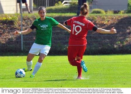 Julia Deissler (SV Hegnach), Nadine Brunner (1.FC Nuernberg). Deutschland, Waiblingen: Fussball, DFB-Pokal Frauen, 1.Runde: SV Hegnach vs. 1.FC Nuernberg am 23.08.2015, Rasenplatz Hegnach.
