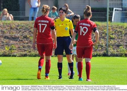 Schiedsritcherin Silke Fritz (Abtsgmuend) ermahnt Anna-Maria Exner (1.Fc Nuernberg). Deutschland, Waiblingen: Fussball, DFB-Pokal Frauen, 1.Runde: SV Hegnach vs. 1.FC Nuernberg am 23.08.2015, Rasenplatz Hegnach.