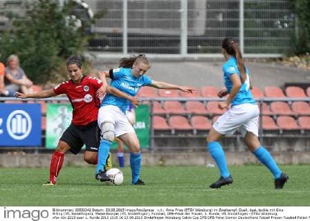 v.li.: Anna Fries (ETSV Würzburg) im Zweikampf, Duell, duel, tackle mit Gina Rilling (VfL Sindelfingen), Matea Bosnjak (VfL Sindelfingen), Fussball, DFB-Pokal der Frauen, 1. Runde, VfL Sindelfingen - ETSV Würzburg, xfsx