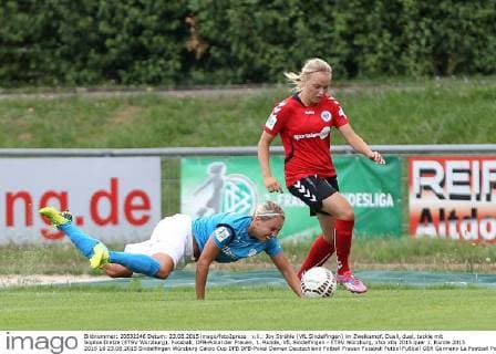 v.li.: Joy Strähle (VfL Sindelfingen) im Zweikampf, Duell, duel, tackle mit Sophia Dietze (ETSV Würzburg), Fussball, DFB-Pokal der Frauen, 1. Runde, VfL Sindelfingen - ETSV Würzburg, xfsx