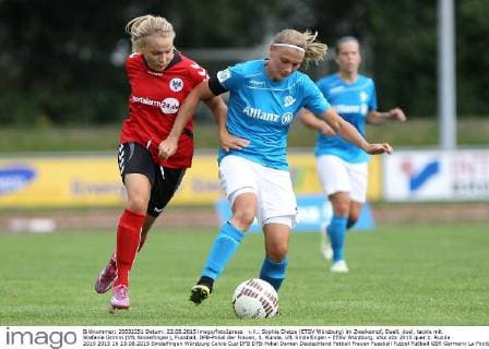 v.li.: Sophia Dietze (ETSV Würzburg) im Zweikampf, Duell, duel, tackle mit Stefanie Grimm (VfL Sindelfingen), Fussball, DFB-Pokal der Frauen, 1. Runde, VfL Sindelfingen - ETSV Würzburg, xfsx