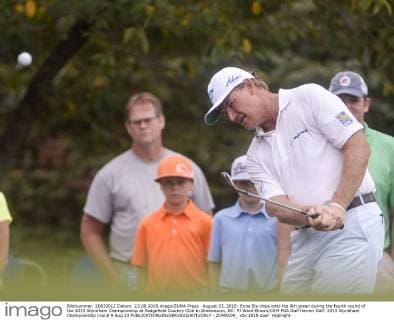 August 23, 2015: Ernie Els chips onto the 9th green during the fourth round of the 2015 Wyndham Championship at Sedgefield Country Club in Greensboro, NC. PJ Ward-Brown CSM PGA Golf Herren Golf: 2015 Wyndham Championship round 4 Aug 23 - ZUMAc04_