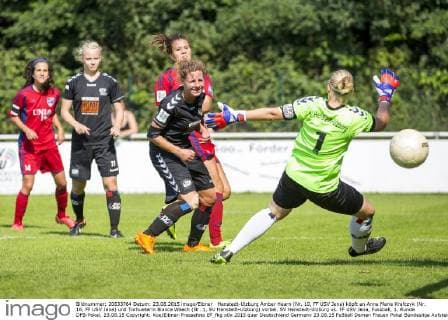 Henstedt-Ulzburg Amber Hearn (Nr. 10, FF USV Jena) köpft an Anna Marie Krafczyk (Nr. 16, FF USV Jena) und Torhueterin Bianca Weech (Nr. 1, SV Henstedt-Ulzburg) vorbei. SV Henstedt-Ulzburg vs. FF USV Jena, Fussball, 1. Runde DFB-Pokal, 23.08.15 Copyright: Koe Eibner-Pressefoto EP_fkg