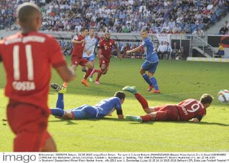Tor zum 1-2 durch Robert LEWANDOWSKI (Bayern Muenchen,hi.2.v.li),Pavel KADERABEK (1899) hat das Nachsehen.,Aktion,Torschuss, Fussball 1. Bundesliga, 2. Spieltag, TSG 1899 Hoffenheim-FC Bayern Muenchen 1-2, am 22.08.2015 in Sinsheim Deutschland.Wirsol Rhein Neckar Arena .