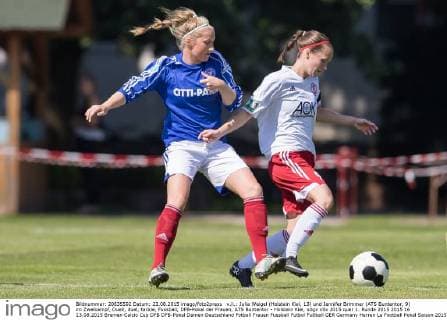 v.li.: Julia Weigel (Holstein Kiel, 13) und Jennifer Brimmer (ATS Buntentor, 9) im Zweikampf, Duell, duel, tackle, Fussball, DFB-Pokal der Frauen, ATS Buntentor - Holstein Kiel, xdgx