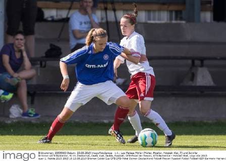 v.li.: Lea Melissa Möller (Moller, Moeller, Holstein Kiel, 7) und Jennifer Brimmer (ATS Buntentor, 9) im Zweikampf, Duell, duel, tackle, Fussball, DFB-Pokal der Frauen, ATS Buntentor - Holstein Kiel, xdgx