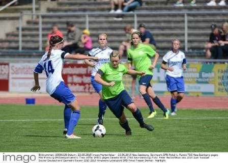 23.08.2015 Neu-Isenburg, Sportpark DFB-Pokal 1. Runde TSG Neu-Isenburg gegen PSV Freiburg (Polizeisportverein) Thea Löffler (PSV) gegen Daniela Stroh (TSG Neu-Isenburg) Foto: Peter Hartenfelser