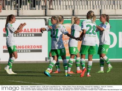 Fußball, Allianz Frauen-Bundesliga, Testspiel VfL Wolfsburg - Paris St. Germain; Jubel, Torjubel, Freude, Emotion, Torerfolg, Aktion, action, goal, goal celebration, celebrates Wolfsburg 1:0. xtgx