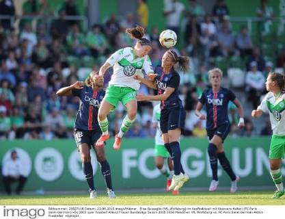 Elise Bussaglia (VfL Wolfsburg) im Kopfballduell mit Kosovare Asllani (FC Paris Saint-Germain)