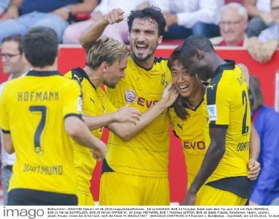 Shinji KAGAWA, BVB 23 Torjubel, Jubel nach dem Tor zum 0-3 mit Mats HUMMELS, BVB 15 Marcel SCHMELZER, BVB 29 Adrian RAMOS Nr. 20 Jonas HOFMANN, BVB 7 Matthias GINTER, BVB 28 Jubel, Freude, Emotionen, Feiern, Lachen, jubelt, freuen, reisst die Arme hoch, ballt die Faust FC INGOLSTADT - BORUSSIA DORTMUND 0-4 Fussball 1. Bundesliga , Ingolstadt, am 23.08.2015, 02.Spieltag, Saison 2015 2016, 1.Liga, 1.Bundesliga,BVB