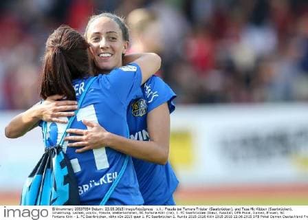 v.li.: Freude bei Tamara Tröster (Saarbrücken), und Tesa Mc Kibben (Saarbrücken), Umarmung, Lachen, positiv, Freude, Weiterkommen, SC Fortuna Köln (rot), 1. FC Saarbrücken (blau), Fussball, DFB Pokal, Damen, Frauen, SC Fortuna Köln - 1. FC Saarbrücken, xbhx