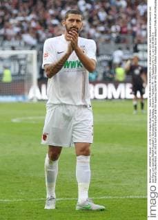 Sascha MOELDERS (MÖLDERS) (A) verabschiedet sich nach Spielende enttaeuscht von den Fans und spendet Beifall Fussball 1. Bundesliga, 2. Spieltag, Eintracht Frankfurt (F) - FC Augsburg (A) 1:1 , am 22.08.2015 in Frankfurt Deutschland.