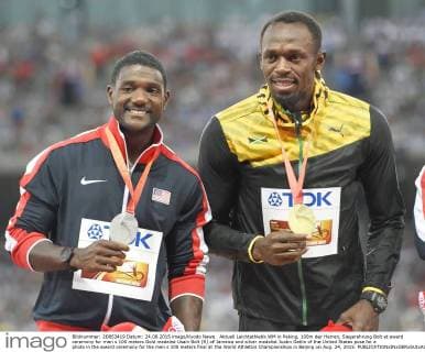 Aktuell Leichtathletik WM in Peking, 100m der Herren, Siegerehrung Bolt at award ceremony for men s 100 meters Gold medalist Usain Bolt (R) of Jamaica and silver medalist Justin Gatlin of the United States pose for a photo in the award ceremony for the men s 100 meters final at the World Athletics Championships in Beijing on Aug. 24, 2015. 