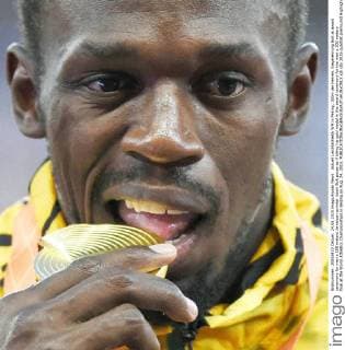 Aktuell Leichtathletik WM in Peking, 100m der Herren, Siegerehrung Bolt at award ceremony for men s 100 meters Jamaican sprinter Usain Bolt poses as if biting his gold medal in the award ceremony for the men s 100 meters final at the World Athletics Championships in Beijing on Aug. 24, 2015. 
