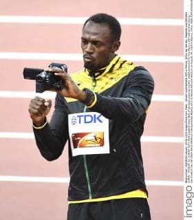 Aktuell Leichtathletik WM in Peking, 100m der Herren, Siegerehrung BEIJING, CHINA - AUGUST 24: (CHINA OUT) Gold medalist Usain Bolt of Jamaica poses during the medal ceremony for the Men s 100 metres final during day three of the 15th IAAF World Athletics Championships Beijing 2015 at Beijing National Stadium on August 24, 2015 in Beijing, China.  CFP471846159 