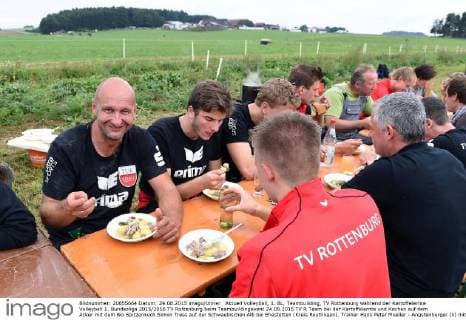 Aktuell Volleyball, 1. BL, Teambuilding, TV Rottenburg während der Kartoffelernte Volleyball 1. Bundesliga 2015 2016 TV Rottenburg beim Teambuildingevent 24.08.2015 TV R Team bei der Kartoffelernte und Kochen auf dem Acker mit dem Bio Spitzenkoch Simon Tress auf der Schwaebischen Alb bei Ehestetten (Kreis Reutlingen). Trainer Hans Peter Mueller - Angstenberger (li) mit Team beim Essen 