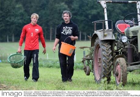 Aktuell Volleyball, 1. BL, Teambuilding, TV Rottenburg während der Kartoffelernte Volleyball 1. Bundesliga 2015 2016 TV Rottenburg beim Teambuildingevent 24.08.2015 TV R Team bei der Kartoffelernte auf der Schwaebischen Alb bei Ehestetten (Kreis Reutlingen); Dirk Mehlberg (li) und Manager Daniel Mey 