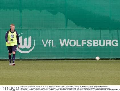 Fußball, Bundesliga, Training VfL Wolfsburg; Kevin De Bruyne (Wolfsburg; Spekulation, Vertrag, Wechsel, Transfer, Manchester City) vor VfL Wolfsburg Schriftzug. xtgx