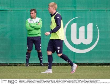 Fußball, Bundesliga, Training VfL Wolfsburg; v.l. Dieter Hecking (Cheftrainer Wolfsburg), Kevin De Bruyne (Wolfsburg; Spekulation, Vertrag, Wechsel, Transfer, Manchester City). xtgx