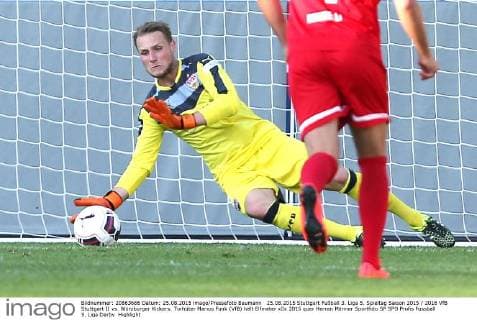 25.08.2015 Stuttgart Fußball 3. Liga 5. Spieltag Saison 2015 2016 VfB Stuttgart II vs. Würzburger Kickers: Torhüter Marius Funk (VfB) hält Elfmeter