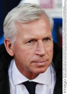 25.08.2015. London, England. Capital One Cup 2nd Round. Crystal Palace versus Shrewsbury. Crystal Palace& x2019;s Manager Alan Pardew before kick off xCraigxMercerx  ActionPlus11653579