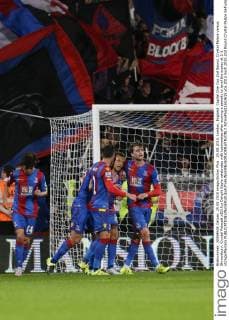 25.08.2015. London, England. Capital One Cup 2nd Round. Crystal Palace versus Shrewsbury. Crystal Palace& x2019;s Dwight Gayle celebrates with teammates after scoring a penalty to level the scores at 1-1 xCraigxMercerx  ActionPlus11653615